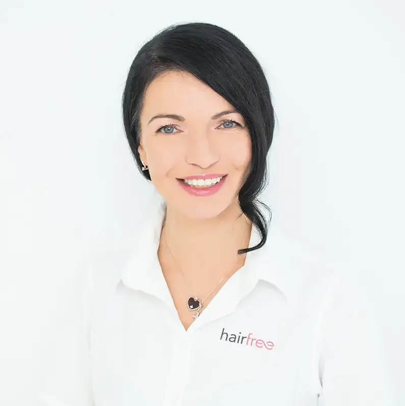 Behandlungsexpertin Veronika ist für deine Beauty-Behandlungen bei Hairfree da!
